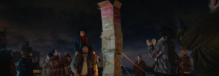 Coca-Cola má nový emotívny vianočný spot. Susedia v ňom pomáhajú chlapcovi stavať komín pre Santu