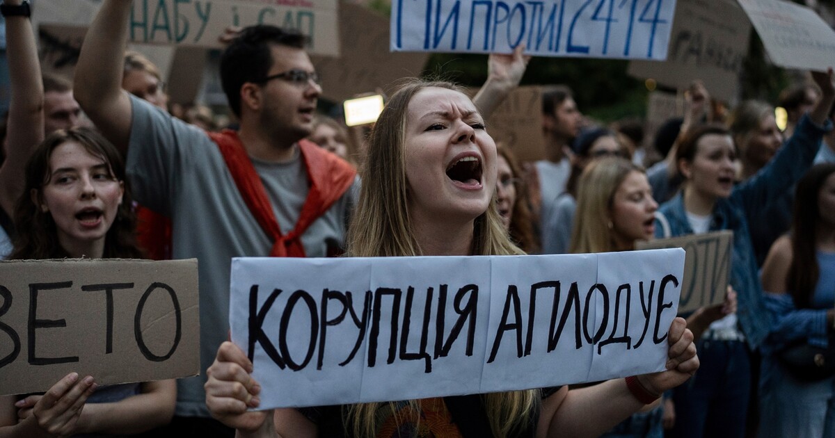 Masivní demonstrace na Ukrajině: Tisíce lidí protestovaly proti omezení boje s korupcí