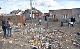 Celá rómska osada Háj v Gelnici je v karanténe, strážia ju policajti. Matovič o tom nevedel