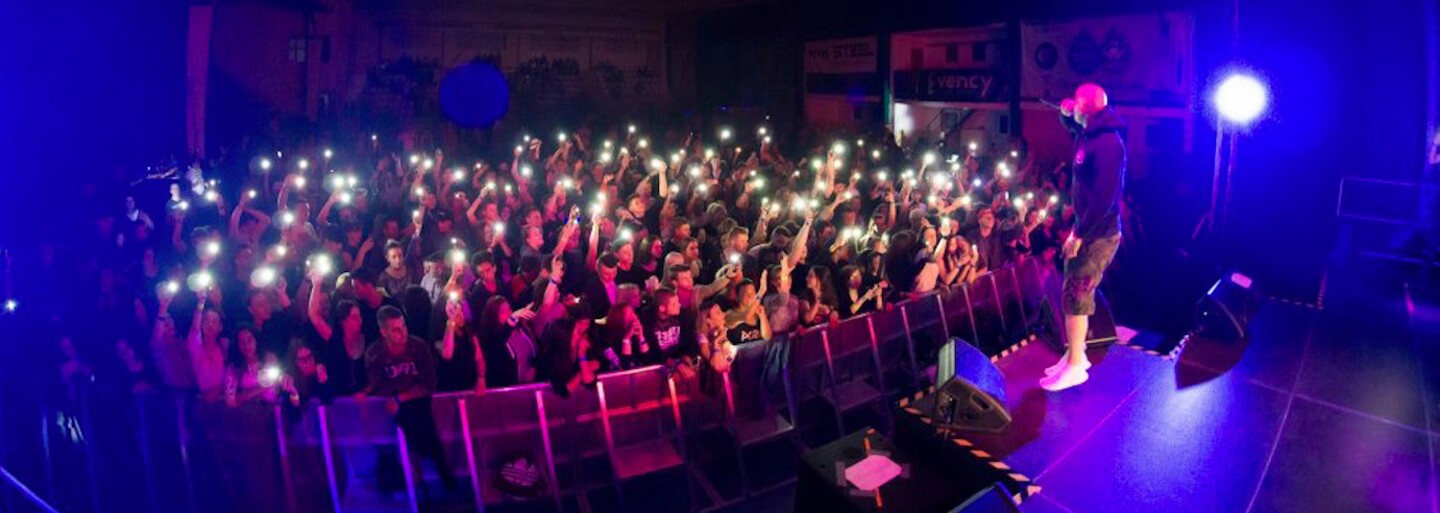 Celá slovenská rapová scéna na jednom parkovisku. Nahliadni spolu s nami do backstageu Rytmusovej Kerestapo Tour