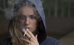 Celostátně hledanou ženu našla v Brně hlídka proto, že kouřila, kde neměla. Nepomohl jí ani neprůstřelný argument