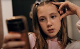 Celý den čumím na telefon, prosím, pusťte nás ven, vzkazuje 10letá slovenská raperka