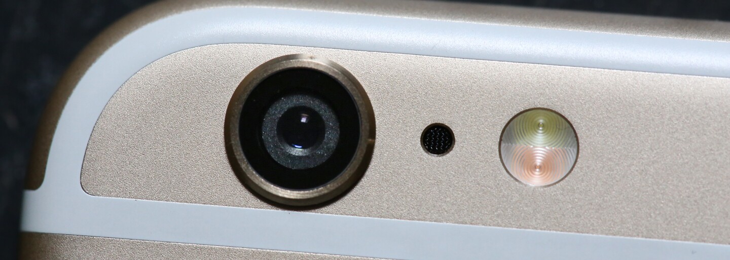 Celý svet si uťahuje z fotky Tima Cooka. Vyhotovil ju s iPhonom, preto mu odporúčajú používať Samsung