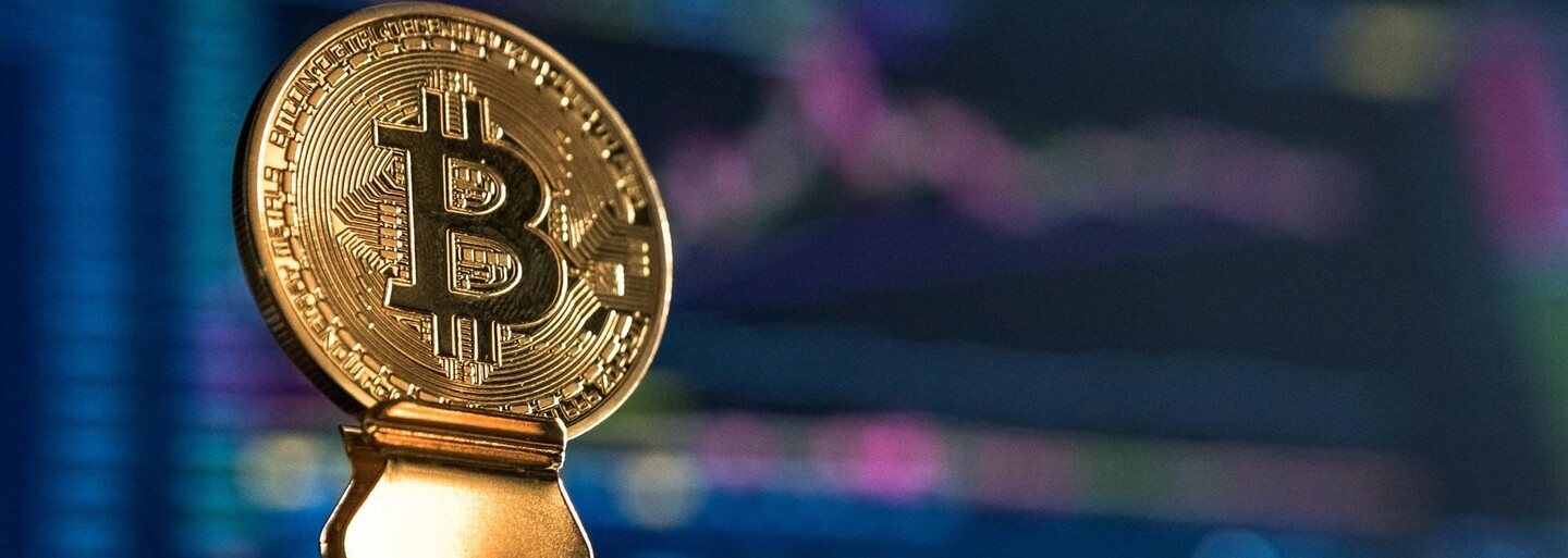 Cena bitcoinu pokračuje v poklesu, už se dostala pod 35 000 dolarů. Klesají i další digitální měny