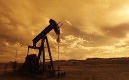 Ceny benzínu a nafty budú naďalej rásť. Embargo ovplyvní až 65 % dovážanej ruskej ropy, hovorí analytik Stanislav Pánis (Rozhovor)