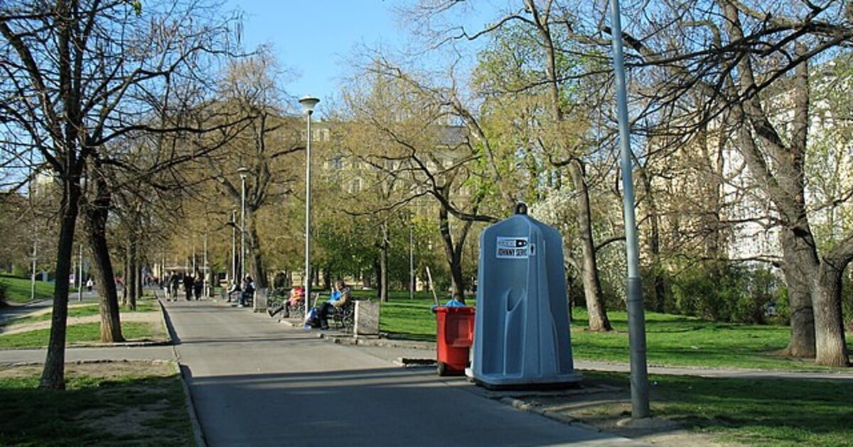 Ženu v Praze znásilnila parta mužů. V centru a za denního světla