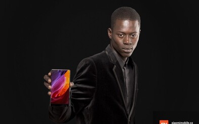 Černoch z letáku Lidlu se objevuje v další reklamě, tentokrát reprezentuje luxusní smartphone Černoch z letáku Lidlu se objevuje v další reklamě, tentokrát reprezentuje luxusní smartphone