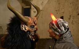 Čerti sa o pár dní vracajú do Piešťan. Minulý rok sa niektorí na pochod krampusov sťažovali, prišlo nakoniec 15 000 ľudí