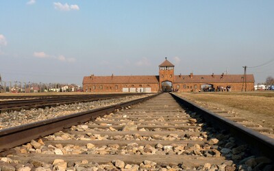 Červená armáda pred 77 rokmi oslobodila koncentračný tábor Osvienčim-Brezinka. Dnes si pripomíname obete holokaustu