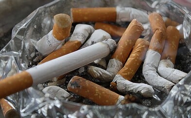Češi jsou mistři v konzumaci alkoholu a tabáku. Průměrný Čech ročně vykouří přes 2000 cigaret Češi jsou mistři v konzumaci alkoholu a tabáku. Průměrný Čech ročně vykouří přes 2000 cigaret