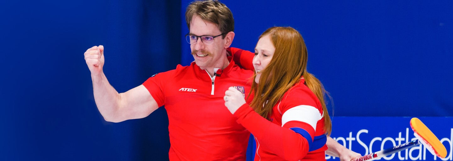 Češi otevřeli olympiádu úspěchem. Manželé Paulovi získali pro Česko historicky první výhru v curlingu na olympiádě