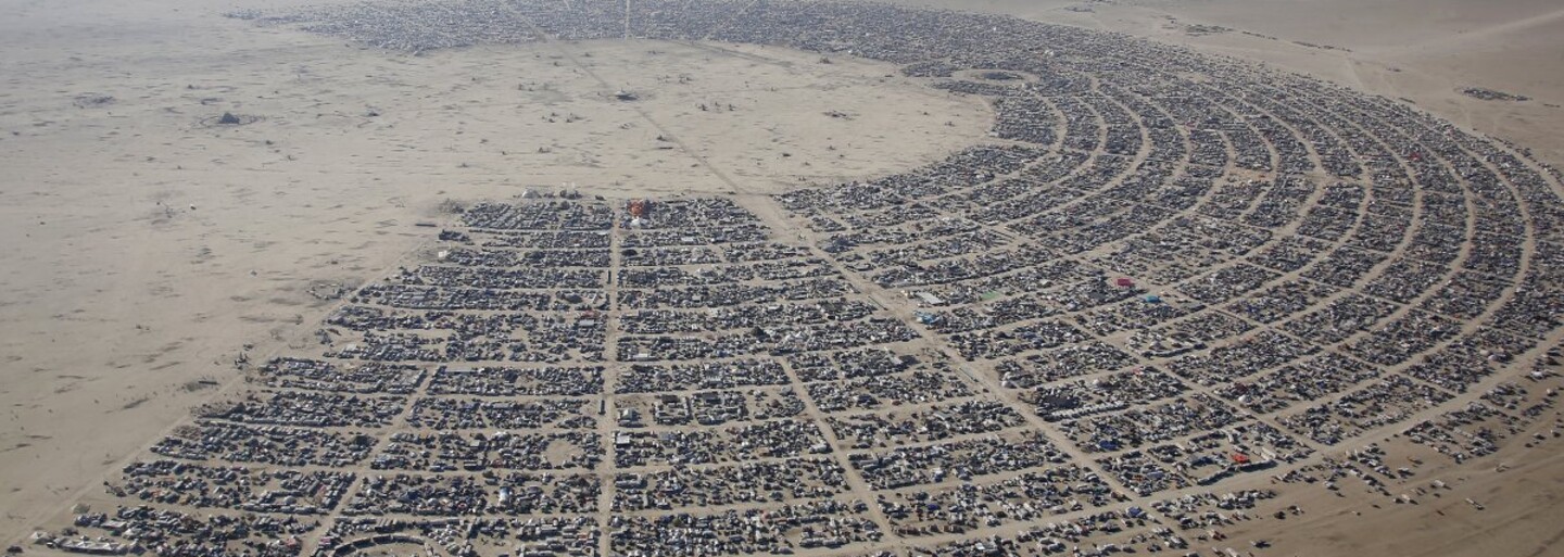 Češi přivezou unikátní sochu na legendární festival Burning Man! V poušti bude „pulzovat“ svítící umělecké dílo ve tvaru srdce