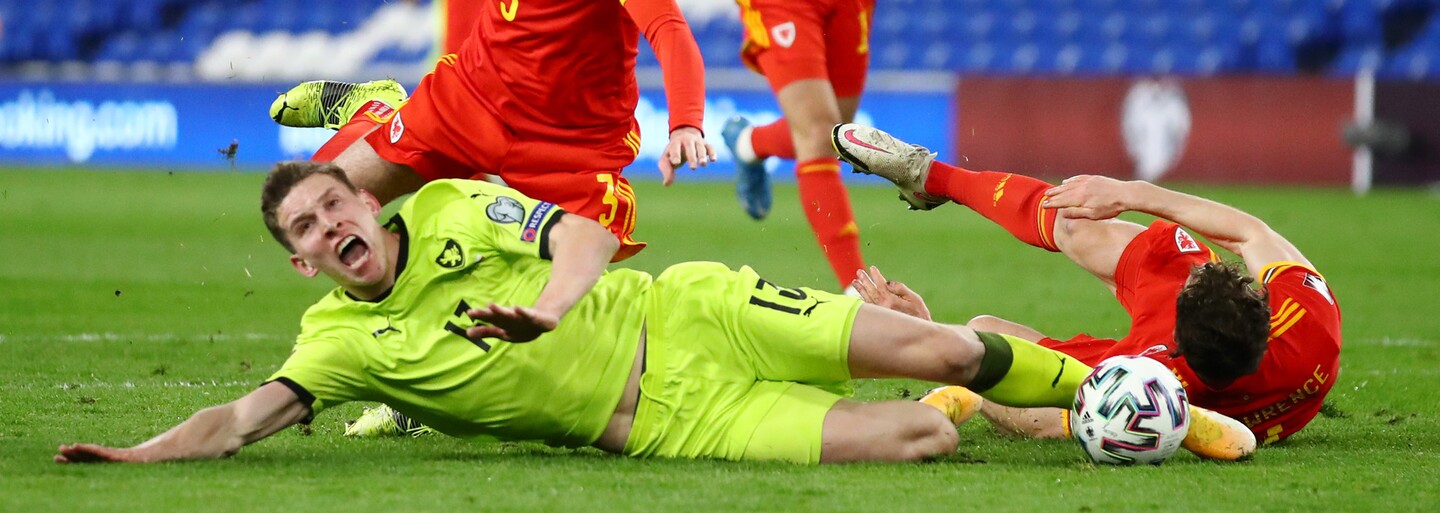 Češi v desíti prohráli ve Walesu 1:0