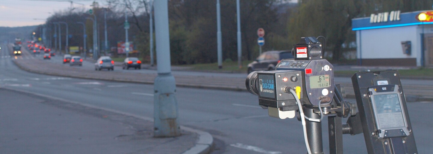 Češi v online hlasování posílají policisty s radarem na vrchol Sněžky, na dno jezera nebo do středu Temelína
