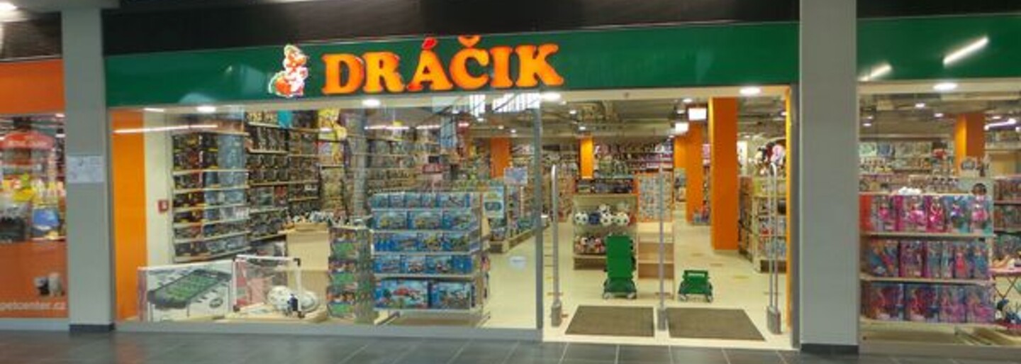 Česká polícia vyšetruje obchod Dráčik. Majiteľ na webe už niekoľko mesiacov publikuje kontroverzné banery
