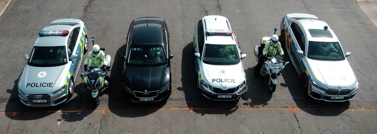 Česká policie změřila sílu svého vozového parku. Které policejní auto je nejrychlejší?