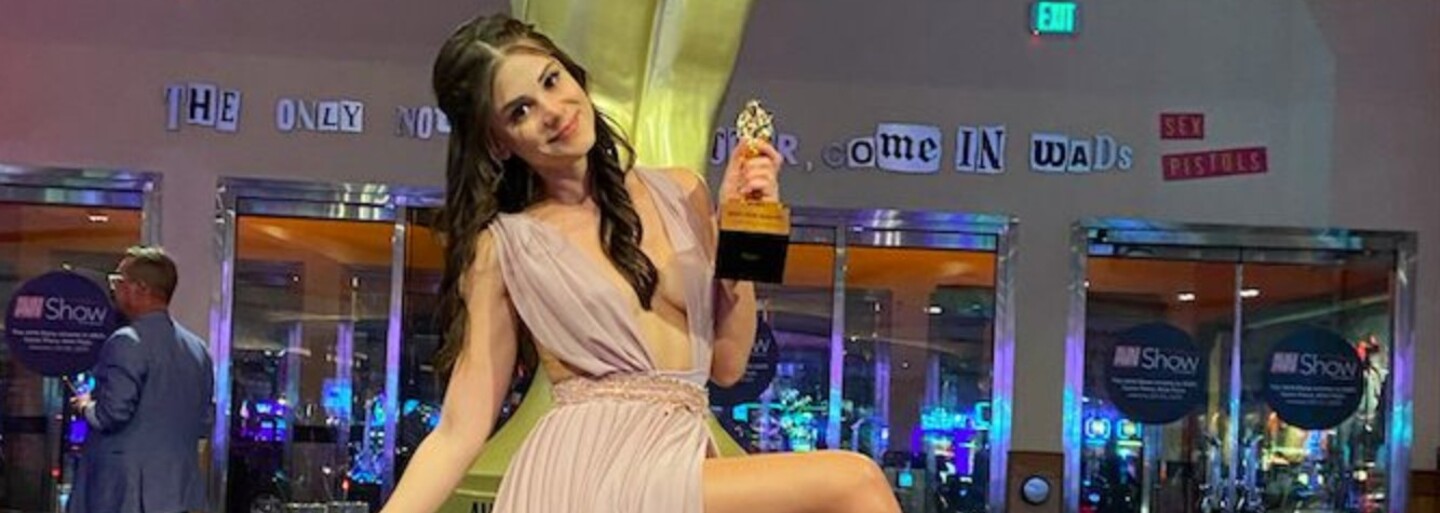 Česká pornoherečka Little Caprice slaví. Její produkce získala 9 nominací na porno Oscary