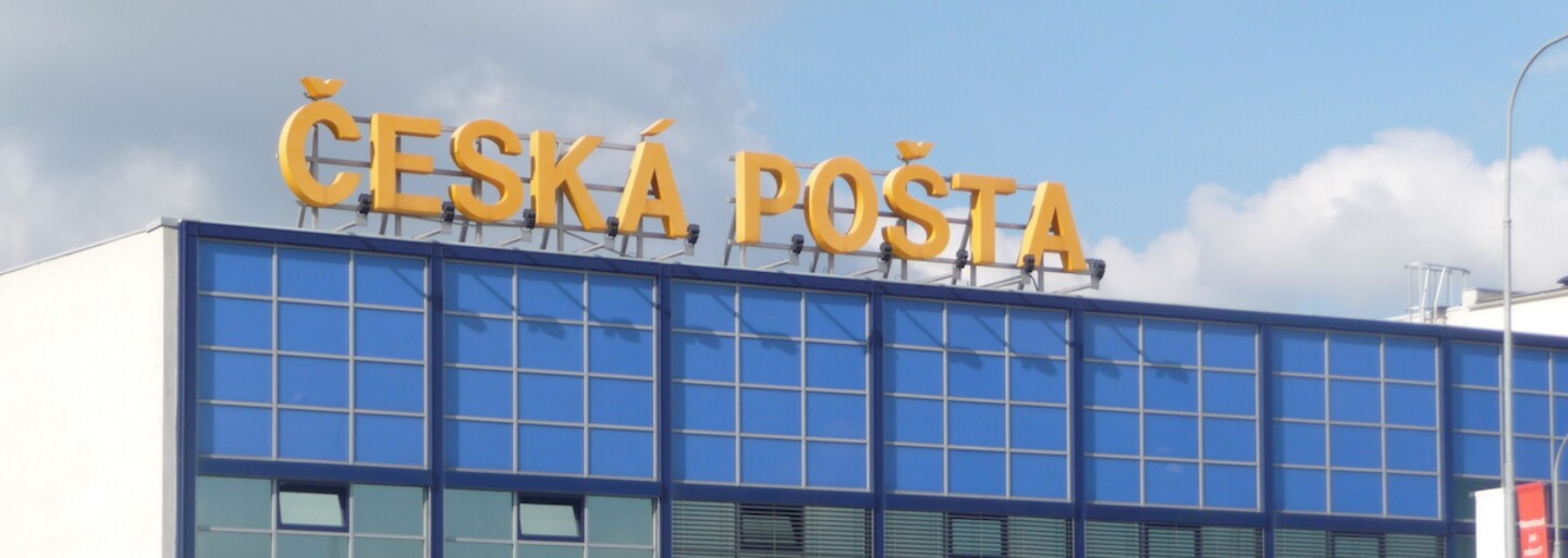 Česká pošta dospěla k další revoluční vychytávce. Platební karty nejspíš začne akceptovat na všech svých pobočkách