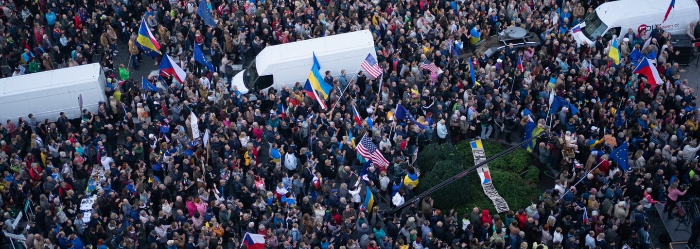 Česká televize měla podle falešného inzerátu shánět komparzisty na demonstraci, proti hoaxu se ohradila