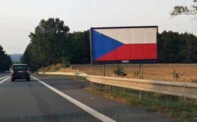 Česká vlajka zaplavila billboardy u dálnic. Provozovatel se tak chce údajně bránit novému zákonu, státní symbol se totiž nesmí odstraňovat Česká vlajka zaplavila billboardy u dálnic. Provozovatel se tak chce údajně bránit novému zákonu, státní symbol se totiž nesmí odstraňovat