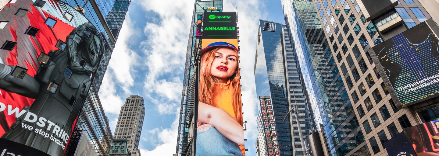 Česká zpěvačka se objevila na Times Square. Nadějná Annabelle je tváří kampaně služby Spotify
