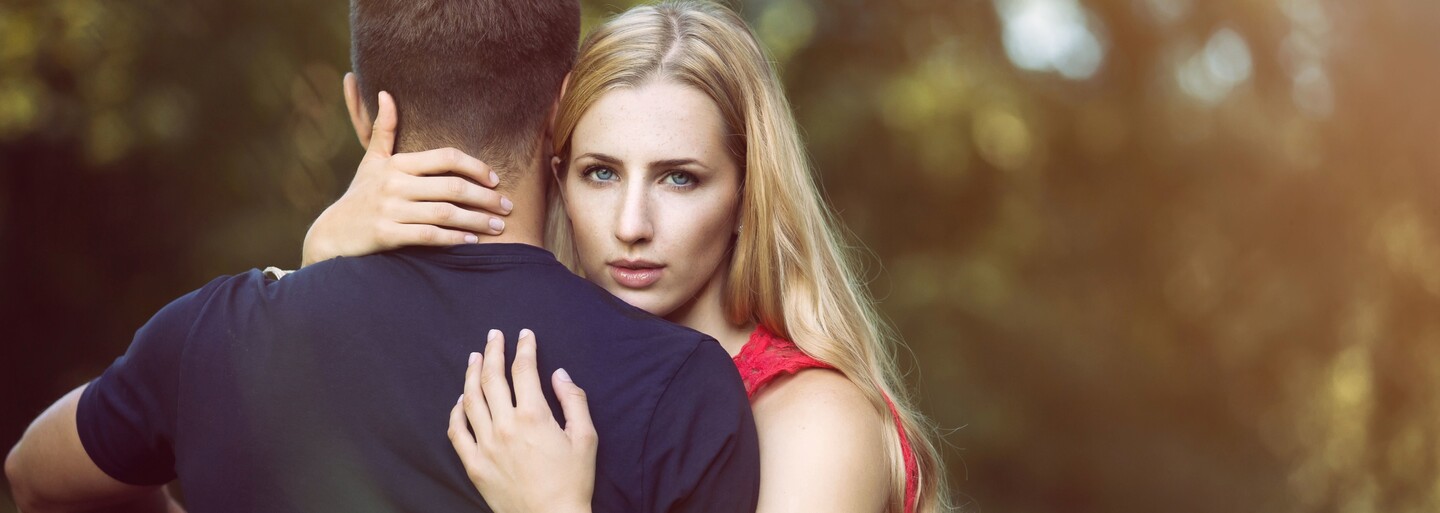 České ženy lžou nejčastěji o nákupech, muži zase o výši platu. Nový průzkum ukazuje, o čem si Češi nejraději vymýšlí