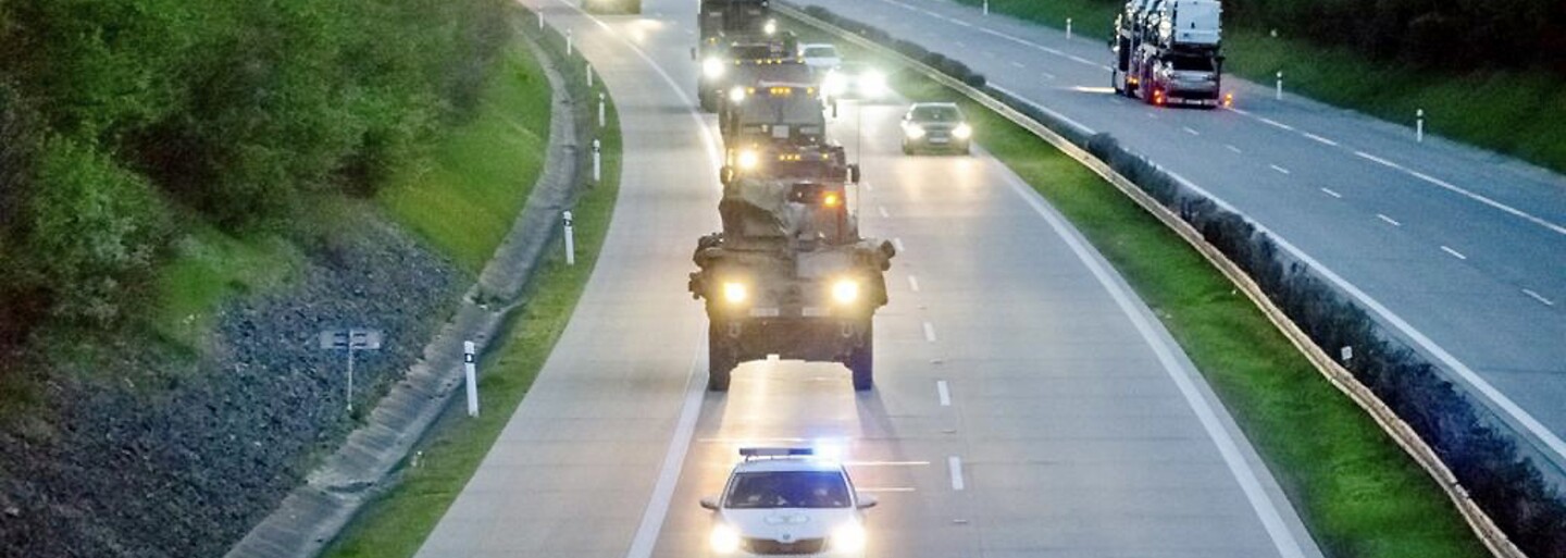 Českem projede doposud největší americký vojenský konvoj. Američané posílají vybavení do „klíčových oblastí v Evropě“