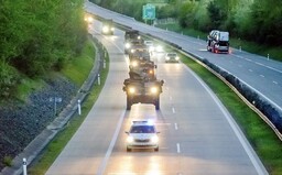 Českem projede doposud největší americký vojenský konvoj. Američané posílají vybavení do „klíčových oblastí v Evropě“