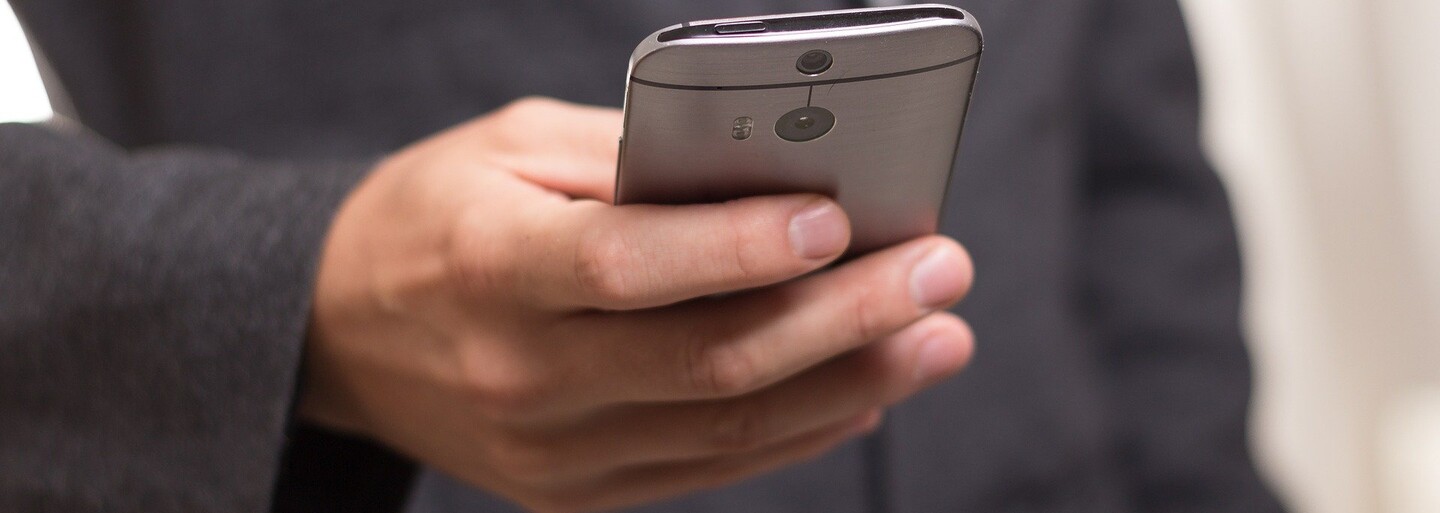 Českem se šíří SMS od podvodníků. Oběti lákají na příspěvek na bydlení