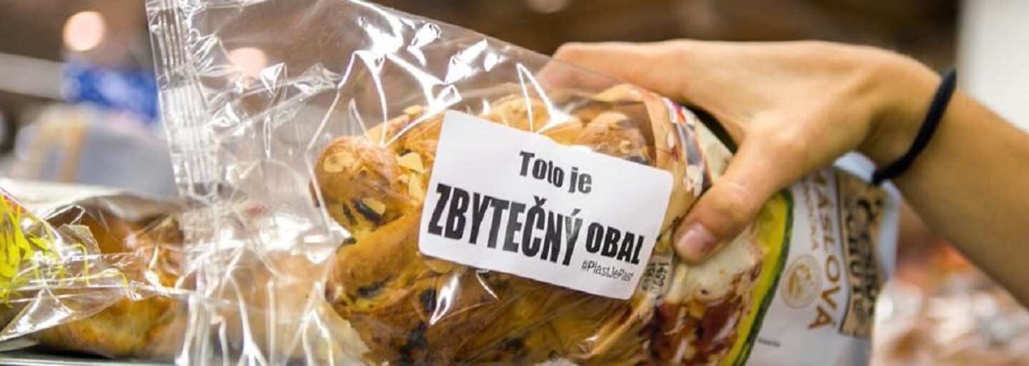 Českí aktivisti si zobrali na mušku zbytočné plastové obaly. Na výrobky lepia trefné nálepky