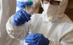 Čeští vědci představili nový druh testů na Covid-19. Zapomeň na šmátrání v nose, stačí kloktat