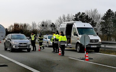 Česko bojuje s koronavirem. Začaly namátkové kontroly na hranicích, ministerstvo zakáže návštěvy v nemocnicích Česko bojuje s koronavirem. Začaly namátkové kontroly na hranicích, ministerstvo zakáže návštěvy v nemocnicích