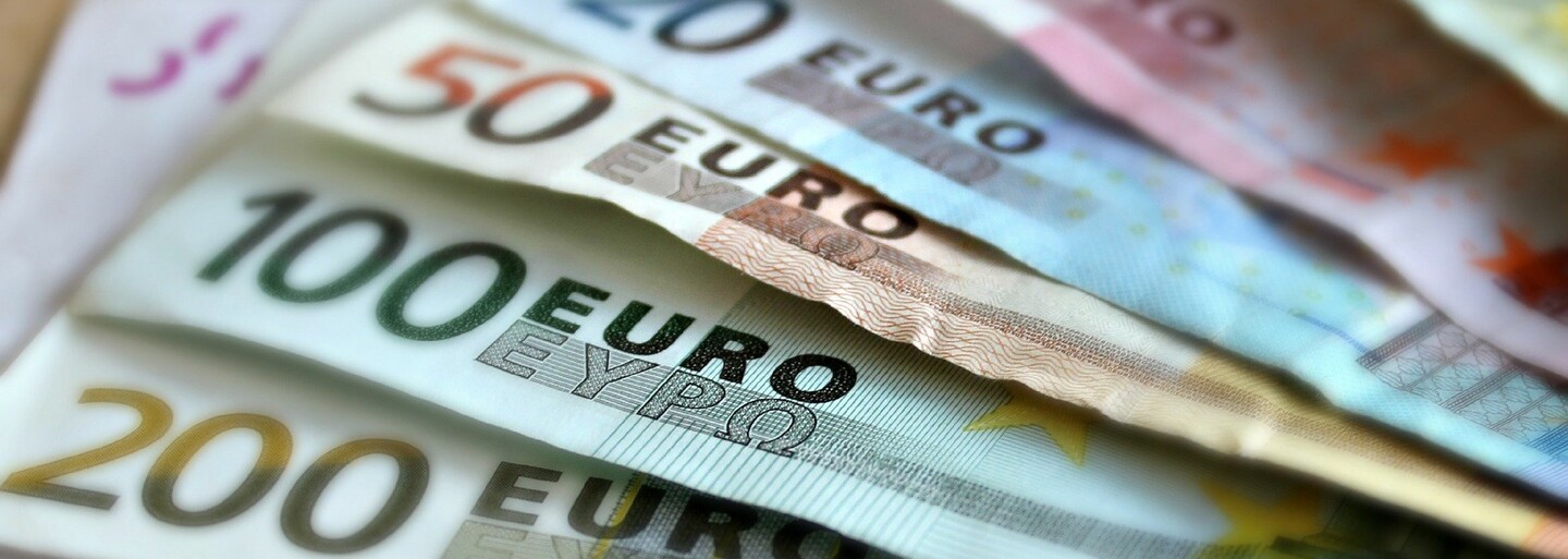 Česko by mohlo přijmout euro v roce 2030, míní Pekarová Adamová