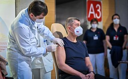 Česko naočkovalo proti covidu 40 000 lidí, hlásí Babiš. Návrh Daniela Landy je prý nesmysl