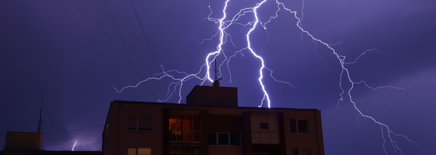 Česko zasáhnou silné bouřky. Meteorologové varují před škodami na majetku a problémy v dopravě