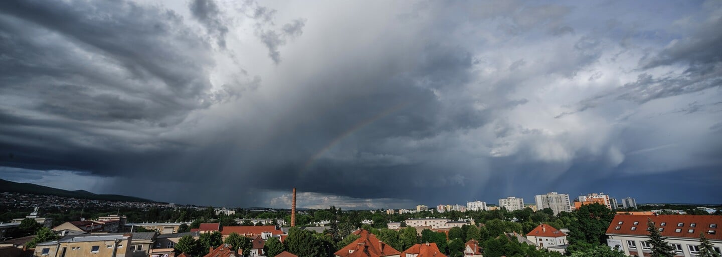 Česko zasáhnou silné bouřky s přívalovým deštěm a krupobitím, varují meteorologové