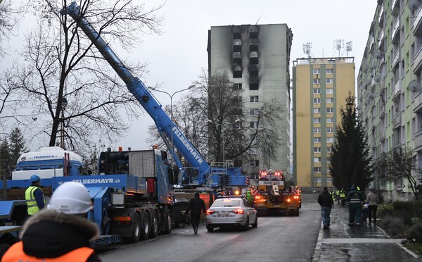 Český demolačný stroj je už v Prešove. Začne s rozoberaním paneláku na Mukačevskej 7