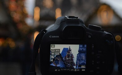 Český fotograf poslal svoji zrcadlovku na rok mezi lidi a čekal, zda se mu vrátí a jaké fotky v ní najde Český fotograf poslal svoji zrcadlovku na rok mezi lidi a čekal, zda se mu vrátí a jaké fotky v ní najde