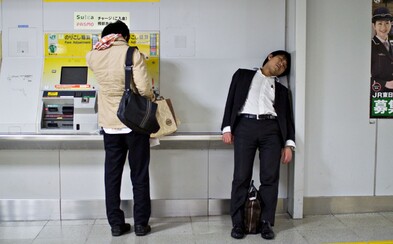 Český fotograf zachytil extrémně těžký život japonských byznysmenů. Přes den jsou otroky korporátu a v noci spí opilí na ulici Český fotograf zachytil extrémně těžký život japonských byznysmenů. Přes den jsou otroky korporátu a v noci spí opilí na ulici