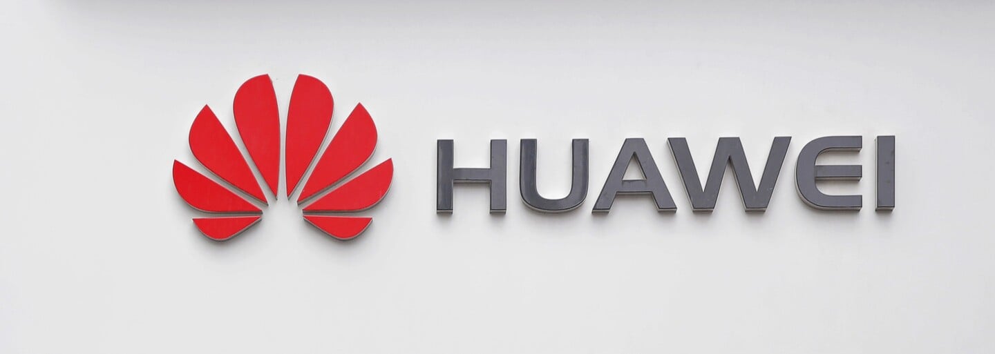 Český Huawei sbírá citlivá data o klientech a předává je čínské ambasádě, uvedl Radiožurnál