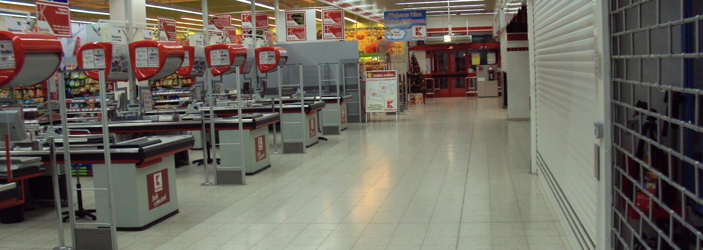Český Kaufland má na krku škandál. Zamestnancom zakázal jesť aj piť, ľudia mu to na Facebooku spočítali