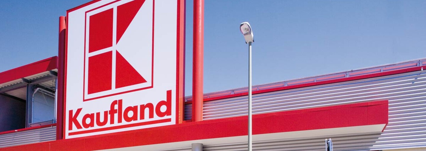 Český Kaufland terčom vtipov a útokov. Pri pokladni totiž obsluhovala žena s vytetovaným hákovým krížom a hajlujúcim mužom