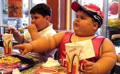 Český McDonald's chce přimět děti k četbě. Krom toho začíná testovat papírová brčka Český McDonald's chce přimět děti k četbě. Krom toho začíná testovat papírová brčka
