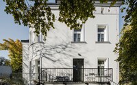 Čeští architekti proměnili městskou vilu z roku 1906 v moderní bydlení. Jasně odlišili nové od starého a výsledek je skvělý    