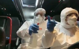 Českí hasiči tancujú v ochranných oblekoch na znelku z Krotiteľov duchov. Chcú tak ľuďom zlepšiť náladu