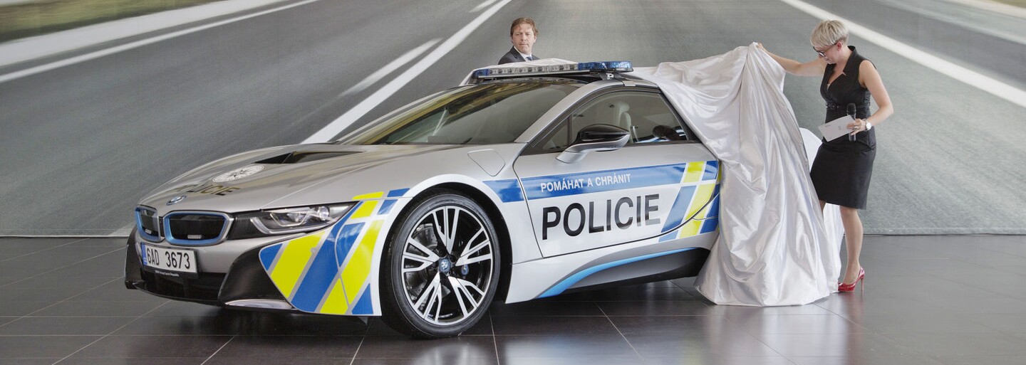 Čeští policisté si převzali nový supersport BMW i8. První nabourali 20 dní od půjčení, druhý mají opět na půl roku zdarma