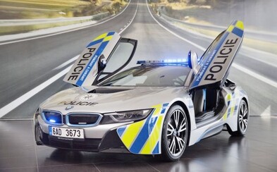 Čeští policisté si převzali nový supersport BMW i8. První nabourali 20 dní od půjčení, druhý mají opět na půl roku zdarma Čeští policisté si převzali nový supersport BMW i8. První nabourali 20 dní od půjčení, druhý mají opět na půl roku zdarma
