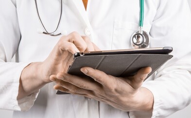 Čeští vědci chtějí léčit popáleniny s pomocí speciálního materiálu, který tvoří vlákna tisíckrát tenčí než lidský vlas Čeští vědci chtějí léčit popáleniny s pomocí speciálního materiálu, který tvoří vlákna tisíckrát tenčí než lidský vlas
