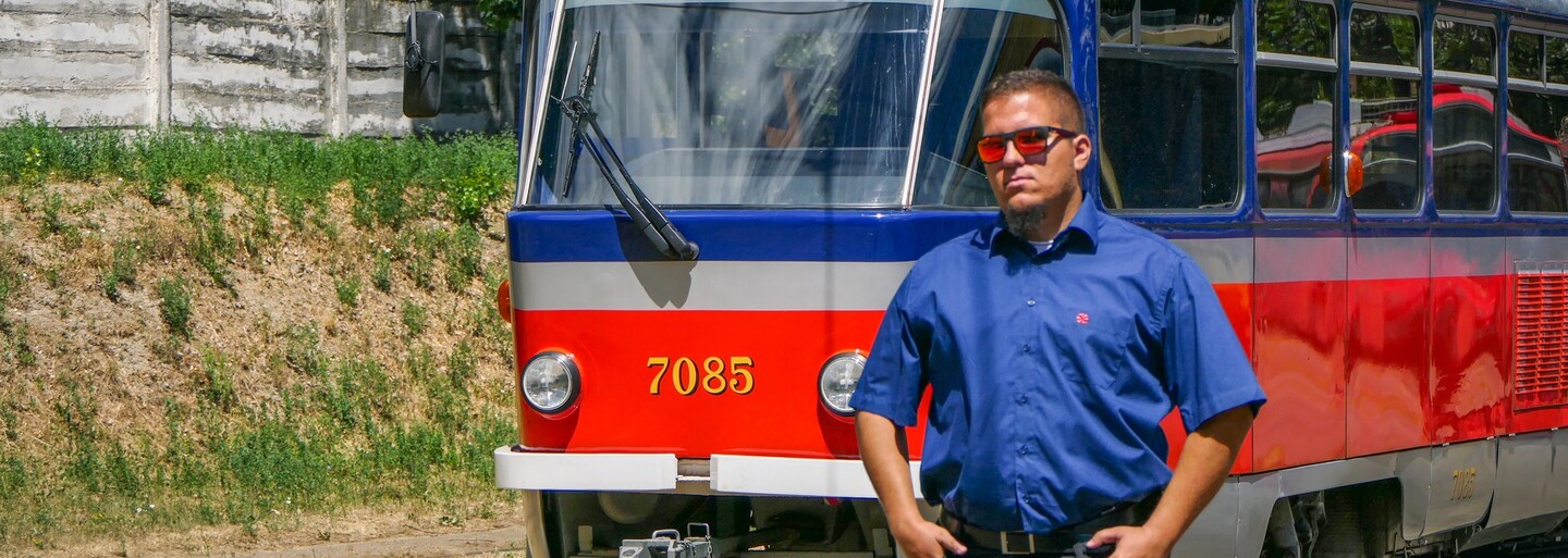 Cestujúci si často myslia, že šoférujem „auto bez volantu“. Byť električkárom nie je len o stláčaní gombíkov, tvrdí vodič Hugo