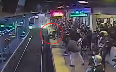 Cestujúci unikol smrti o milimeter. Video zachytáva, ako pracovník metra zachránil muža, ktorý spadol na koľajnice Cestujúci unikol smrti o milimeter. Video zachytáva, ako pracovník metra zachránil muža, ktorý spadol na koľajnice